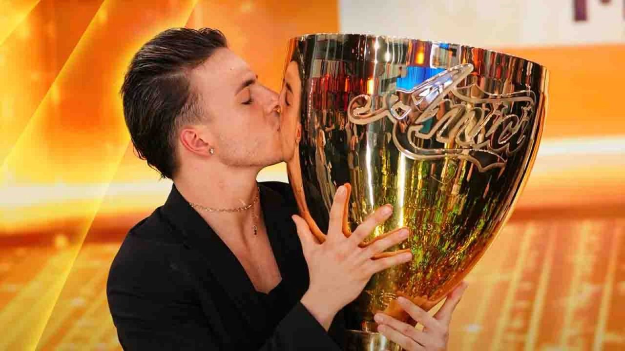 Amici 22, vince Mattia Zenzola, seconda Angelina Mango: tutti i premi della serata finale