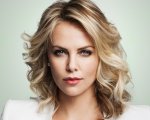 Charlize Theron contro le leggi anti-travestiti: 'Farò a pezzi chiunque se la prenda con le drag queen'