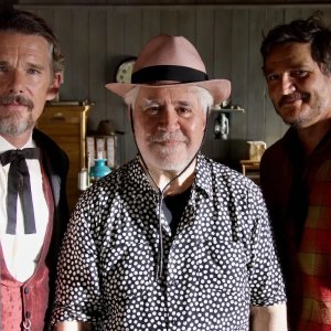 Strange Way of Life: Ethan Hawke, Pedro Pascal e Pedro Almodóvar in una foto