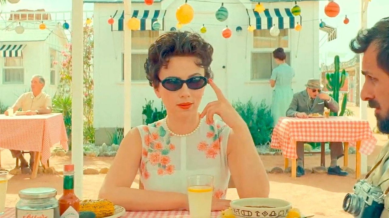 Asteroid City: Scarlett Johansson era sul set di Wes Anderson otto settimane dopo il parto