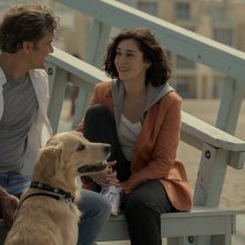 Attrazione fatale: Lizzy Caplan e Joshua Jackson in una scena