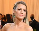 Blake lively sfoggia una chioma rossa nelle foto dal set di It Ends With Us