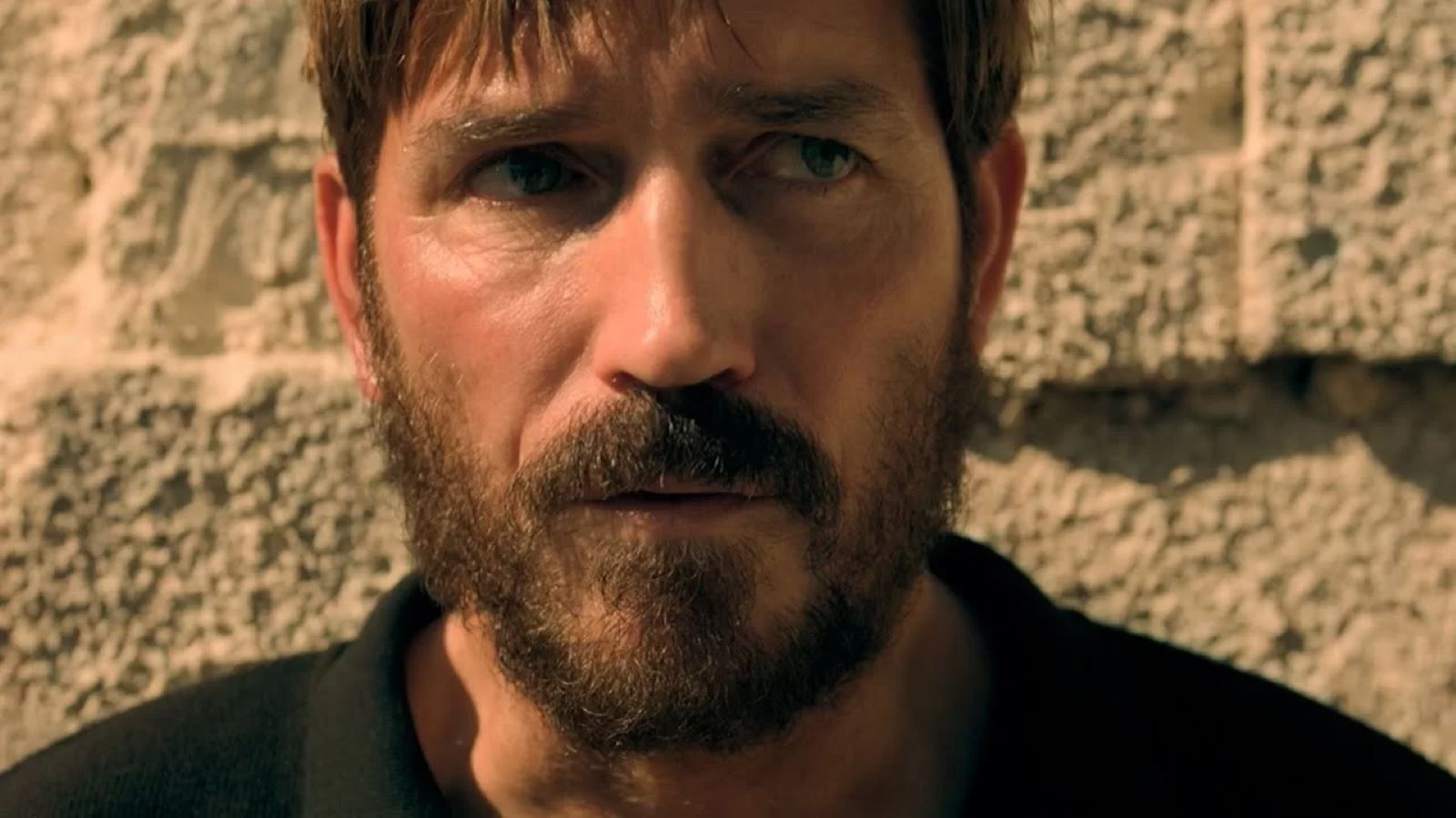 Infidel stasera su Rai 4: trama e cast del thriller politico con James Caviezel