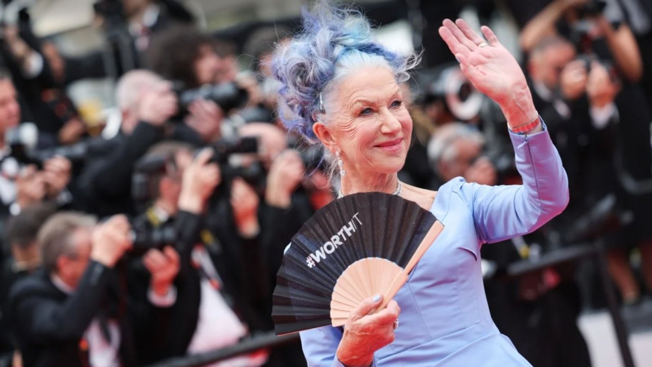 Cannes 2023, Helen Mirren nega che il ventaglio #worthit sia a sostegno di Amber Heard: 'Avevo caldo'