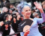 Cannes 2023, Helen Mirren nega che il ventaglio #worthit sia a sostegno di Amber Heard: 'Avevo caldo'