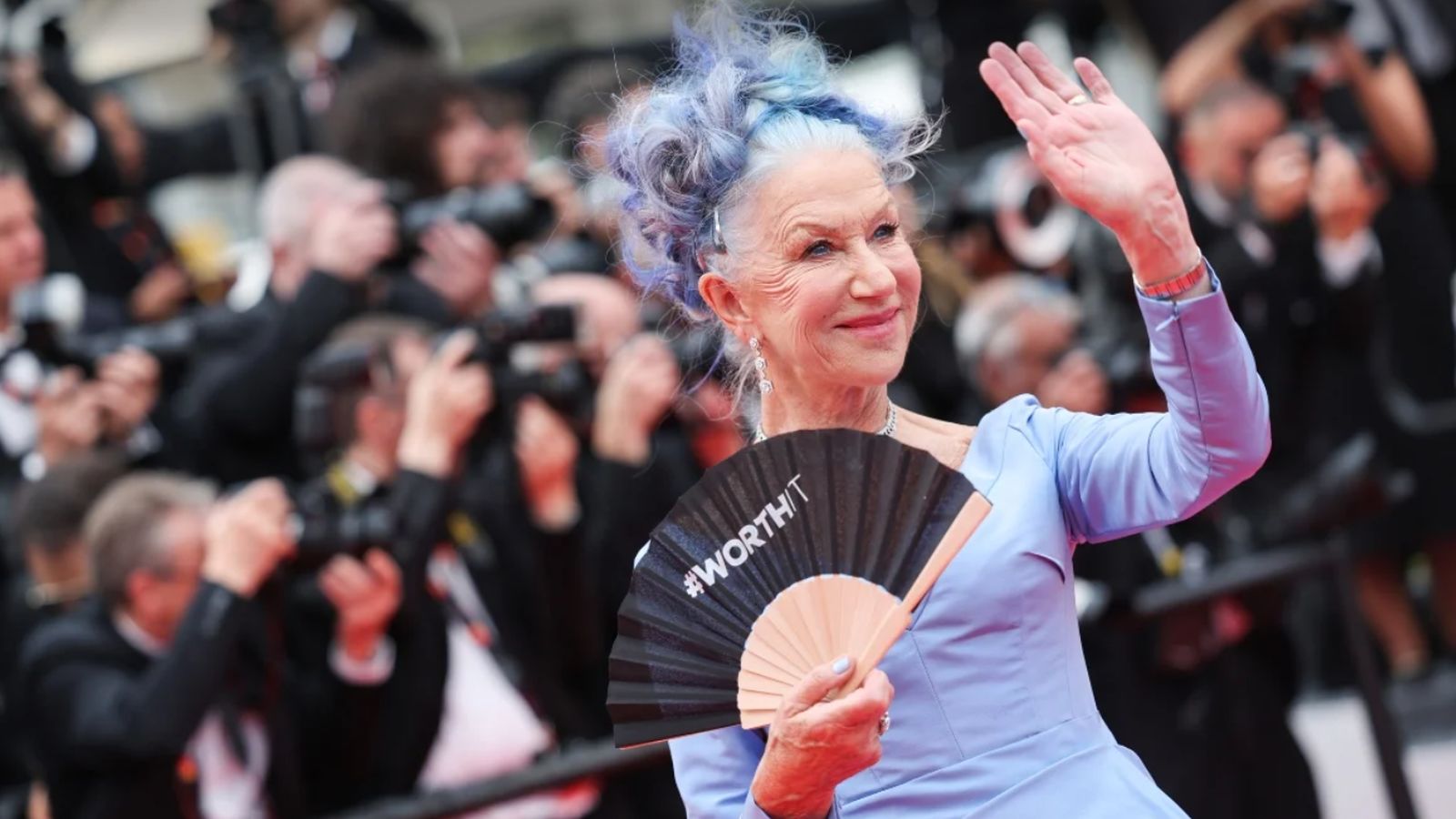 Cannes 2023, Helen Mirren nega che il ventaglio #worthit sia a sostegno di Amber Heard: 'Avevo caldo'