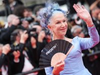 Cannes 2023, Helen Mirren nega che il ventaglio #worthit sia a sostegno di Amber Heard: 'Avevo caldo'