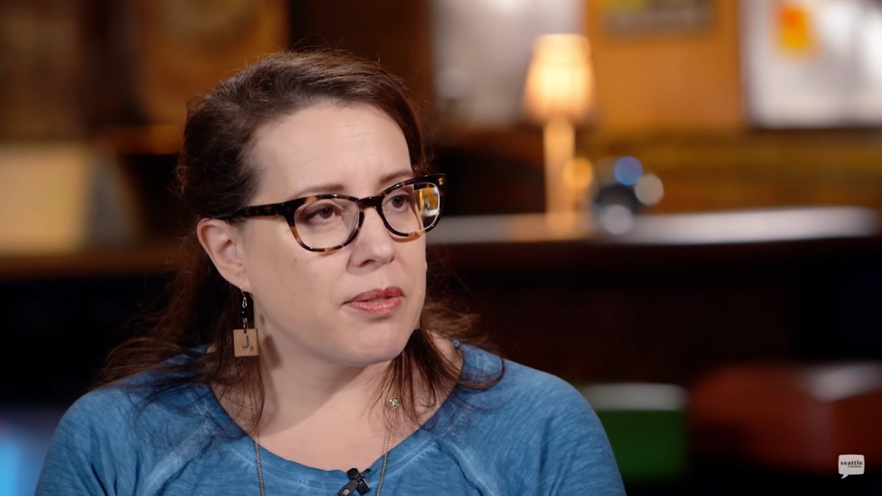 Bridgerton: l'autrice dei romanzi Julia Quinn difende il cambiamento dell'ordine cronologico