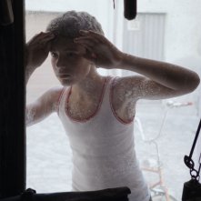 Le proprietà dei metalli: Martino Zaccaro in una scena