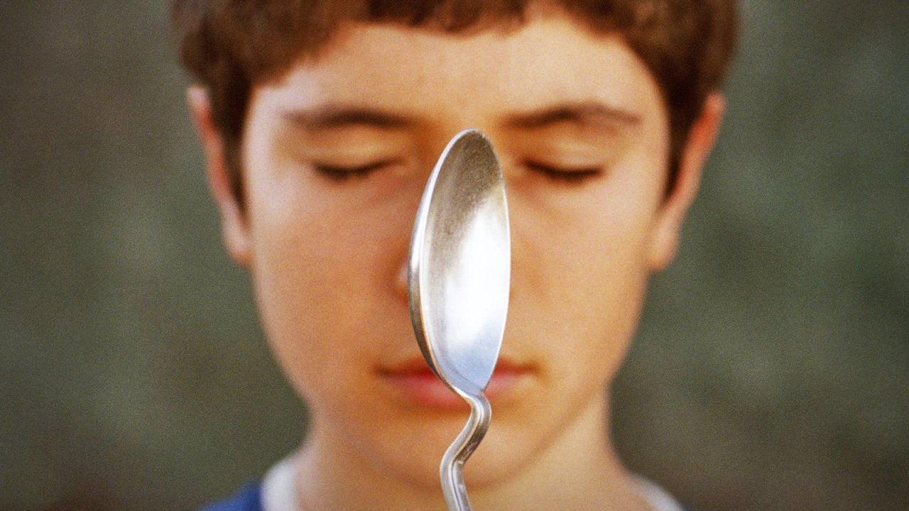 Le proprietà dei metalli, la recensione: fenomeni paranormali (in)controllabili