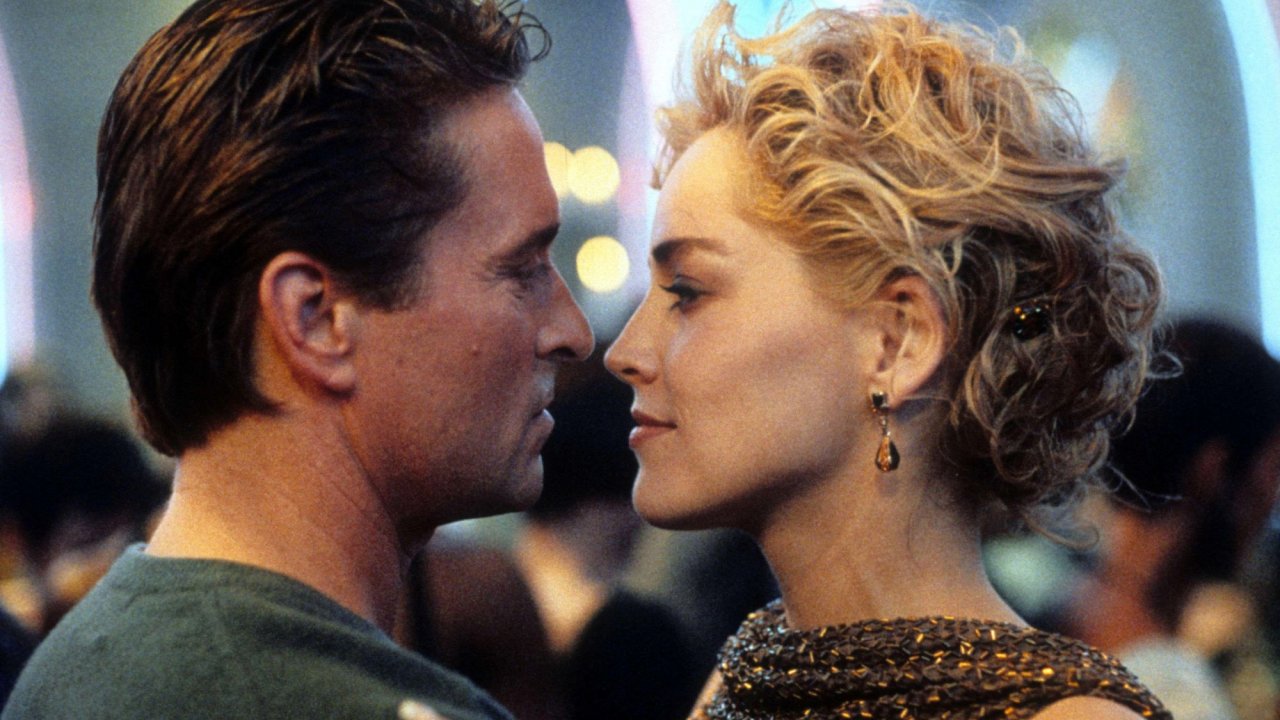 Michael Douglas e Sharon Stone in una scena di Basic Instinct