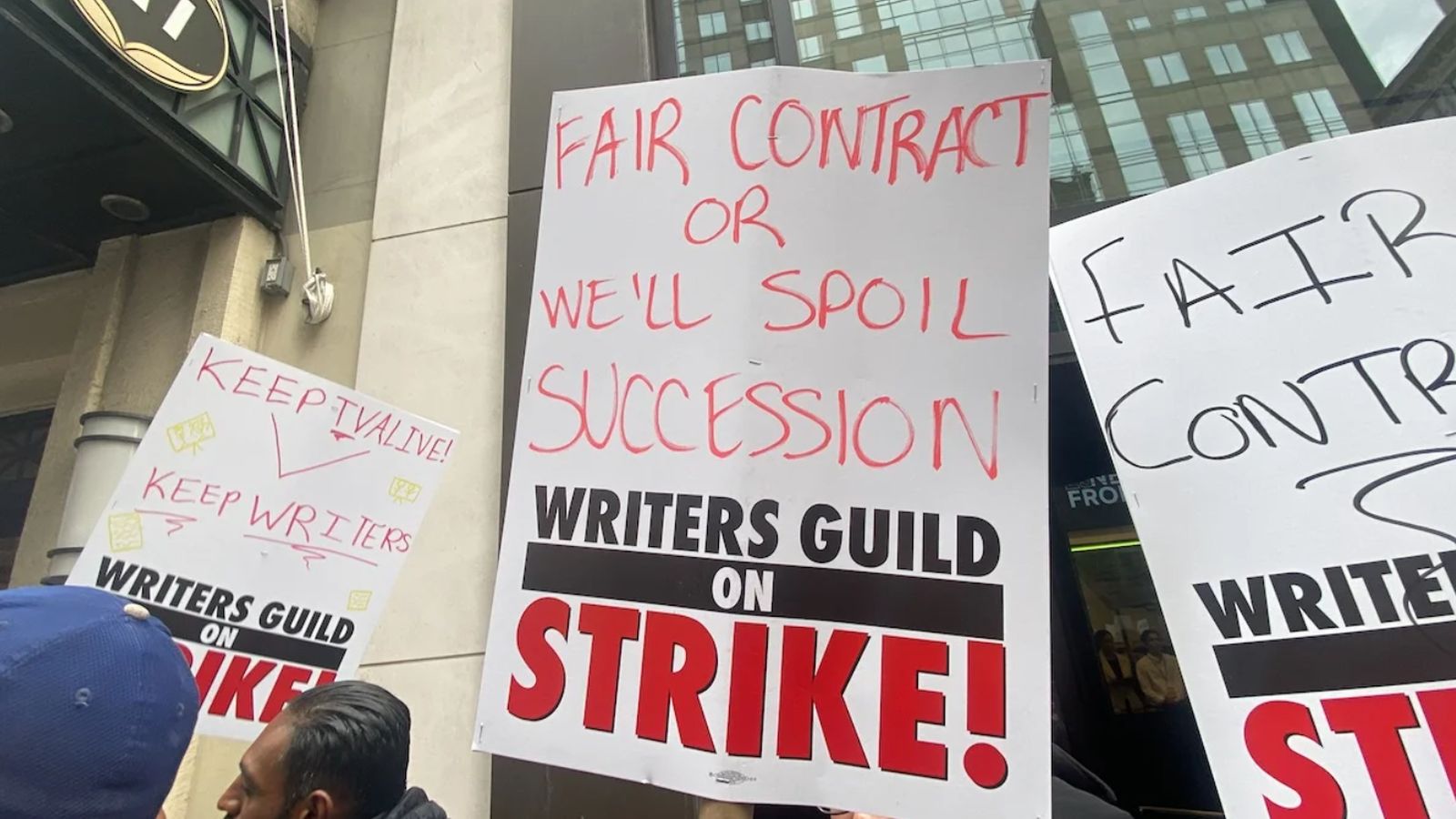 'Pagate i salari o vi spoileriamo Succession' le minacce creative degli sceneggiatori in sciopero