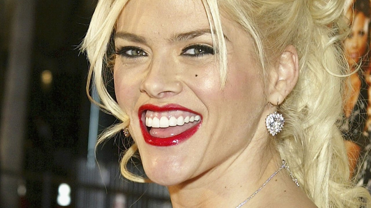 Anna Nicole Smith: i desideri incestuosi del padre, la droga e la chirurgia al centro del nuovo documentario