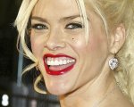 Anna Nicole Smith: i desideri incestuosi del padre, la droga e la chirurgia al centro del nuovo documentario