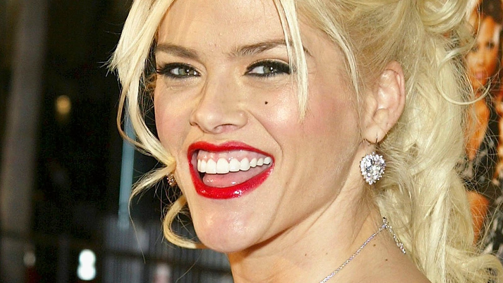 Anna Nicole Smith: i desideri incestuosi del padre, la droga e la chirurgia al centro del nuovo documentario