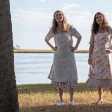 May December: Julianne Moore con Natalie Portman in una scena del film