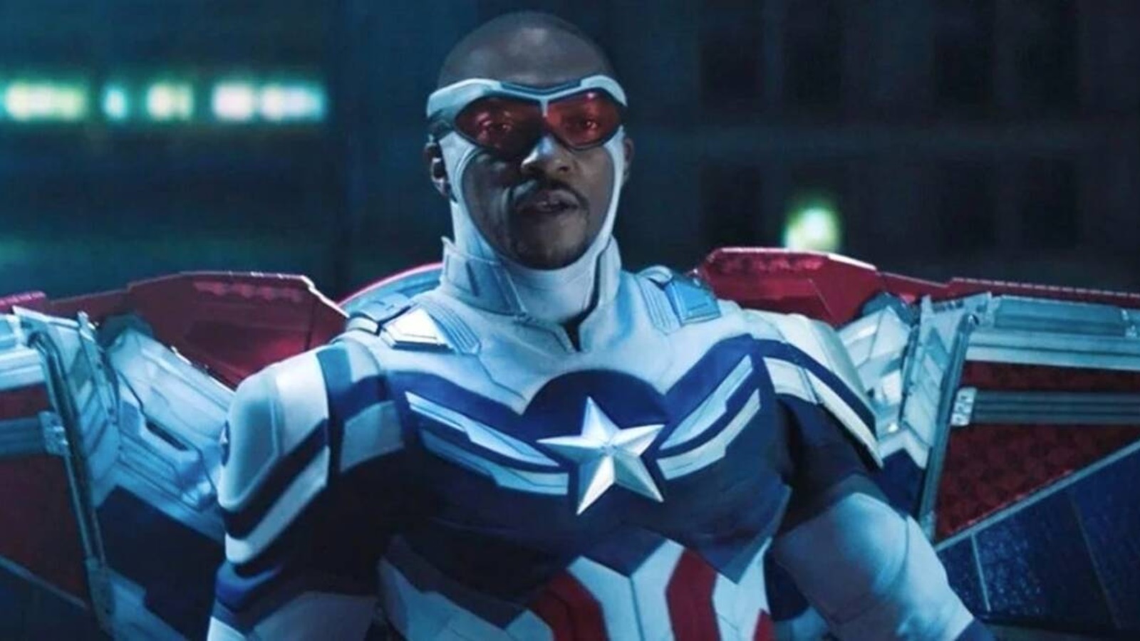 Captain America 4: un nuovo video dal set mostra il costume di Anthony Mackie