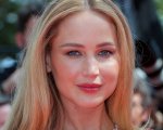 Jennifer Lawrence infrange il protocollo di Cannes: sul red carpet in infradito