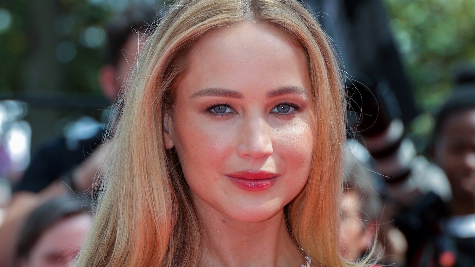 Jennifer Lawrence infrange il protocollo di Cannes: sul red carpet in infradito
