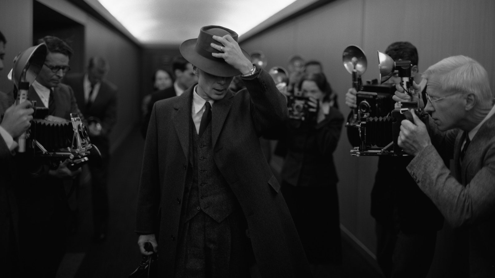 Oppenheimer, Christopher Nolan spiega le scene in bianco e nero: 'Come in Memento'
