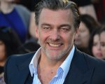 Ray Stevenson è morto a 58 anni, l'attore era a Ischia per girare un film