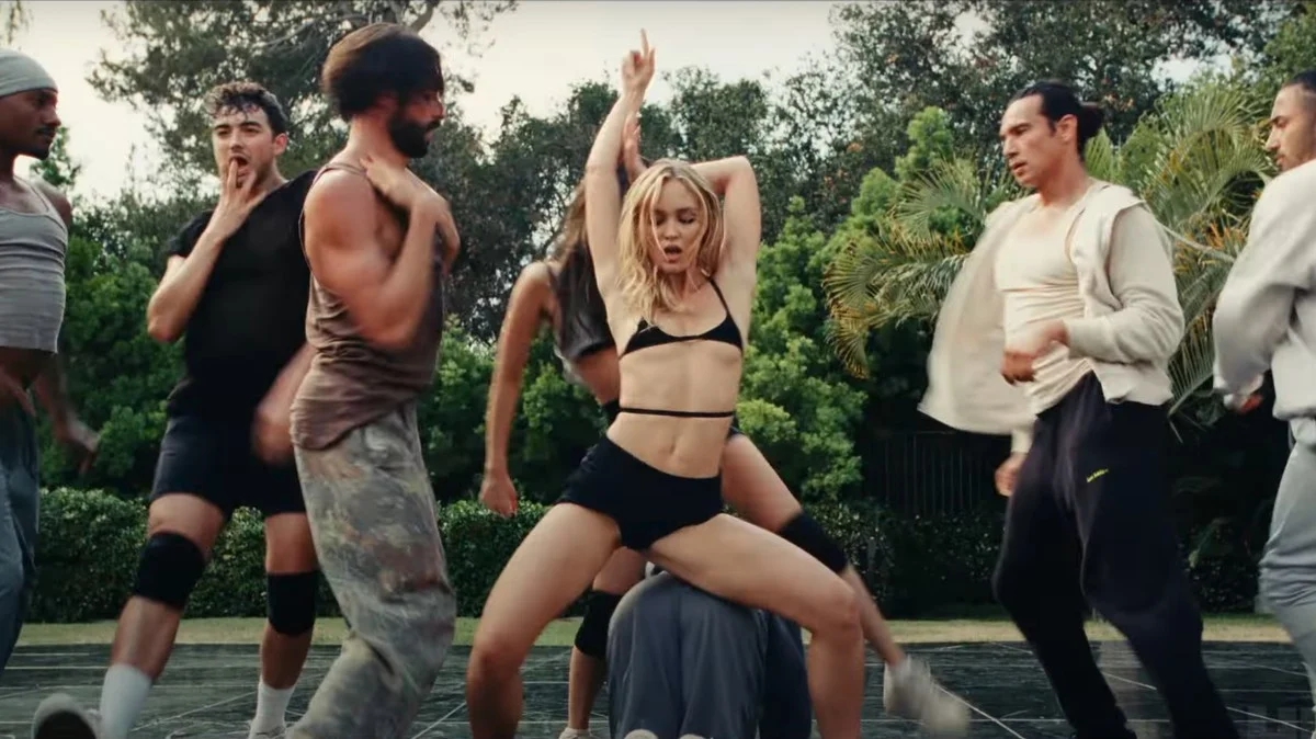 The Idol, Lily-Rose Depp nuda fa scandalo, ma il cast la difende: 'Da quando la nudità è una brutta cosa?'