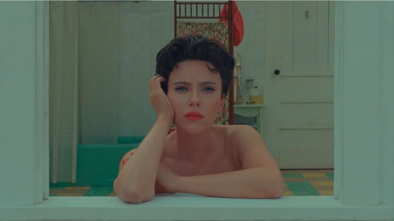 Asteroid City: Scarlett Johansson, Tom Hanks e Liev Schrieber nelle clip del film di Wes Anderson