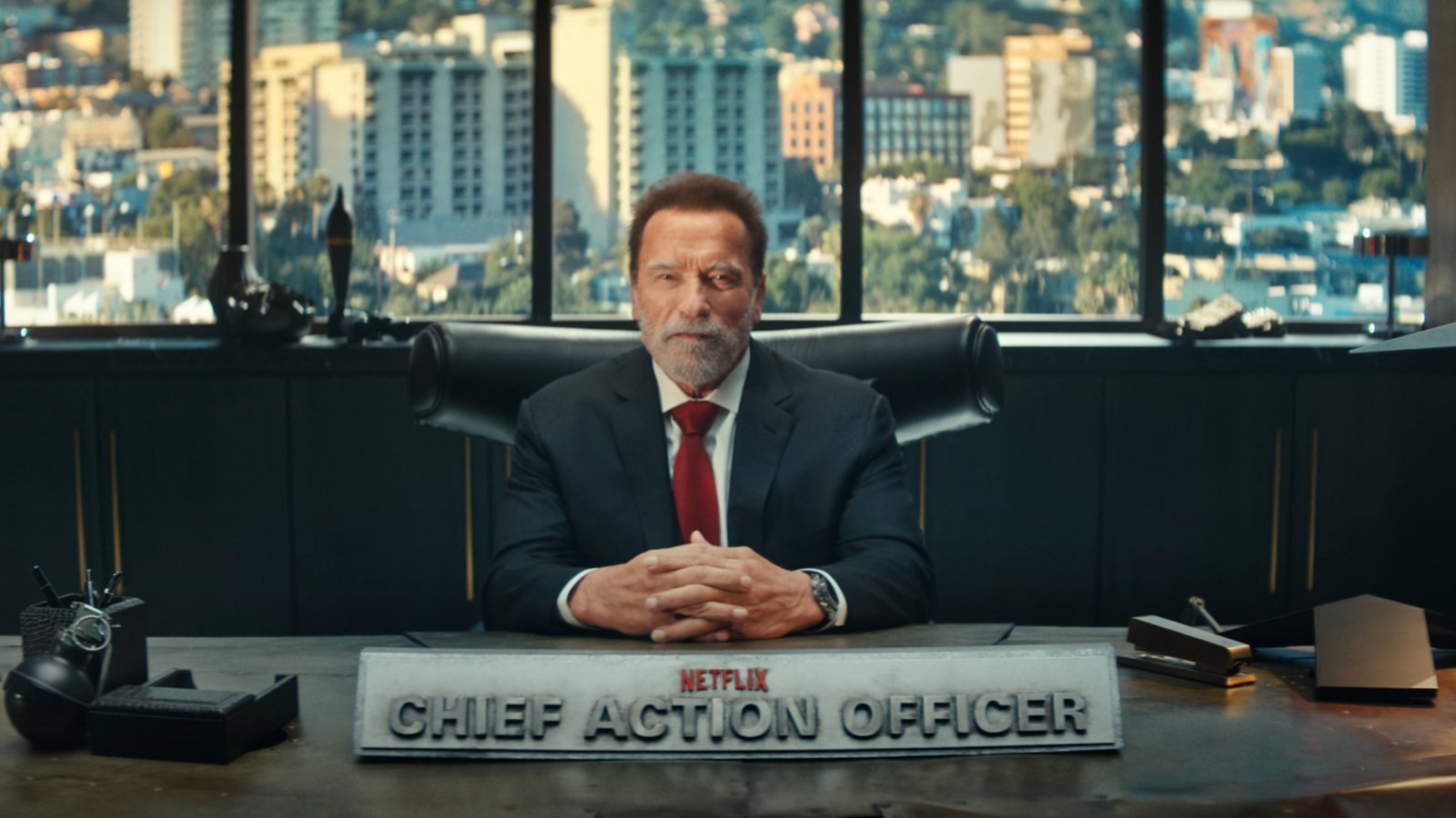 Arnold Schwarzenegger è il nuovo Chief Action Officer di Netflix, il suo arrivo al quartier generale (VIDEO)