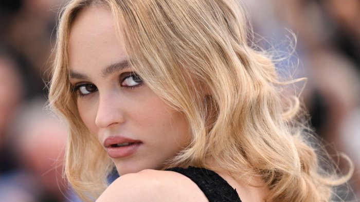 Lily-Rose Depp irriconoscibile sul set di Werwulf, il nuovo film di Robert Eggers