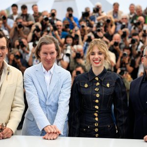 Asteroid City: Wes Anderson circondato da Rupert Friend, Maya Hawke e Steve Carell a Cannes 2023