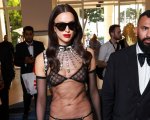 Cannes 2023: Irina Shayk sul red carpet solo con lingerie e diamanti