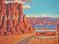 Asteroid City, la recensione: Wes Anderson cita se stesso, ma con stanchezza