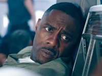 Hijack: Idris Elba su un aereo dirottato nel trailer della serie Apple TV+