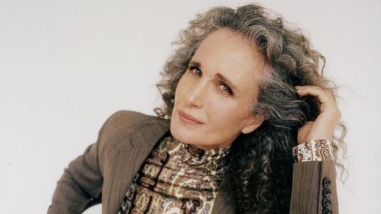 Andie MacDowell ama le sue rughe e i capelli bianchi: 'Invecchiare non ti fa essere meno sexy'