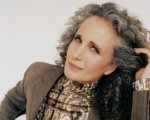 Andie MacDowell ama le sue rughe e i capelli bianchi: 'Invecchiare non ti fa essere meno sexy'