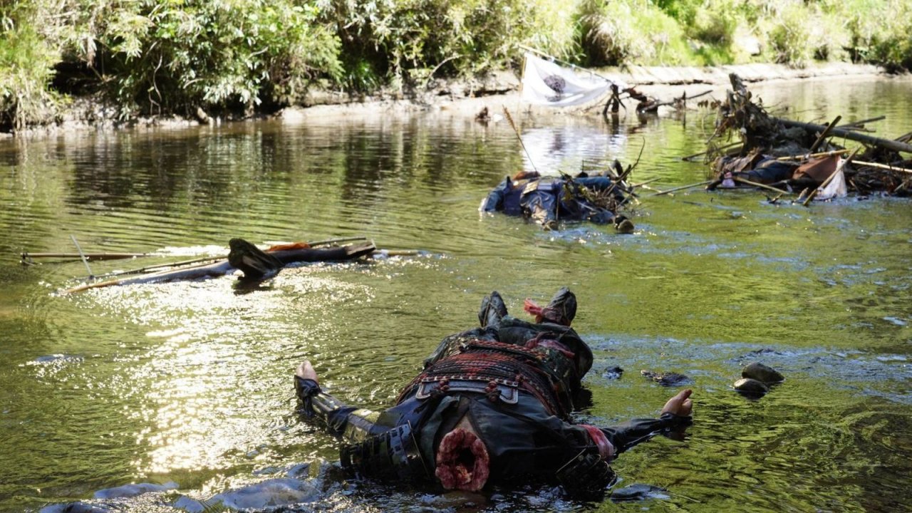 Kubi, la recensione: teste tagliate e ironia nel film di samurai di Takeshi Kitano