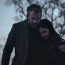 Orphan: First Kill: Rossif Sutherland e Julia Stiles in una scena del film