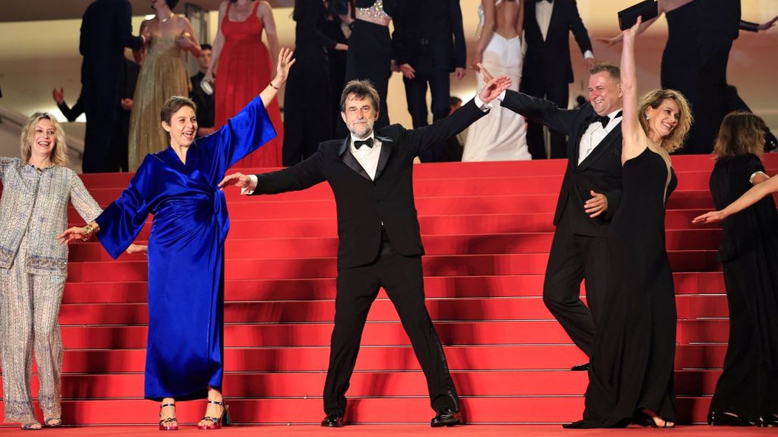 Il sol dell'avvenire: Nanni Moretti e il cast ballano sul red carpet di Cannes sulle note di Franco Battiato