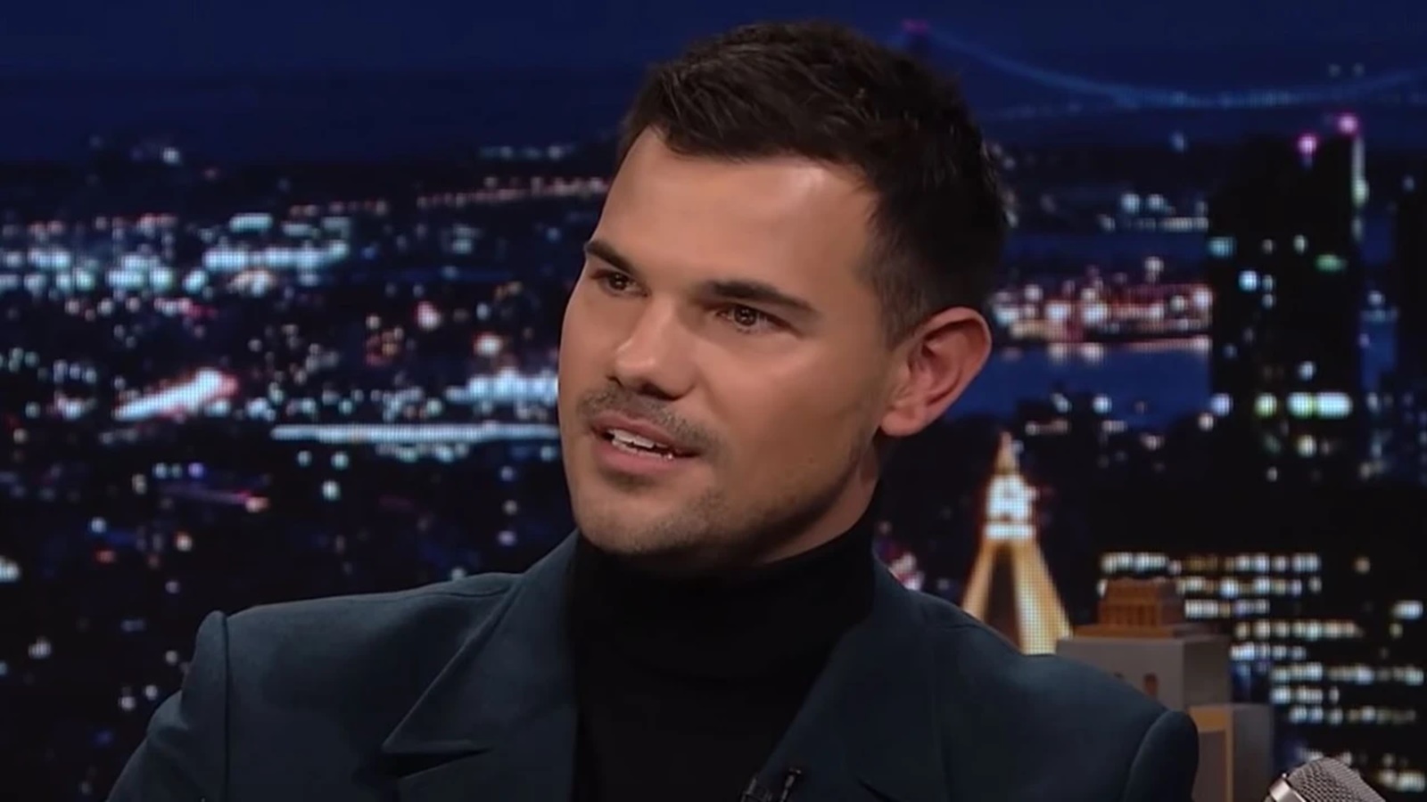 Taylor Lautner risponde a chi pensa sia invecchiato male: 'Le critiche non mi feriscono. Siate gentili'