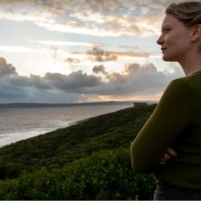 Blueback: Mia Wasikowska scruta la baia in una scena