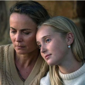 Blueback: Radha Mitchell e Ilsa Frogg in una scena