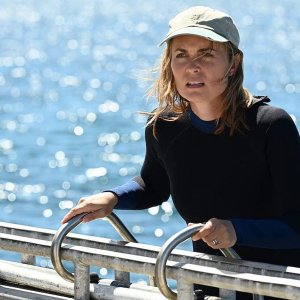 Blueback: Radha Mitchell in una scena del film