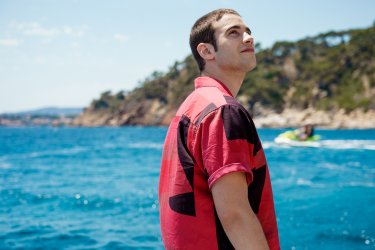 Dalla mia finestra - Al di là del mare, la recensione del film Netflix 