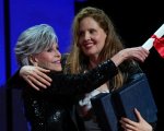 Jane Fonda lancia un premio alla vincitrice di Cannes 2023 Justin Triet e il video diventa virale