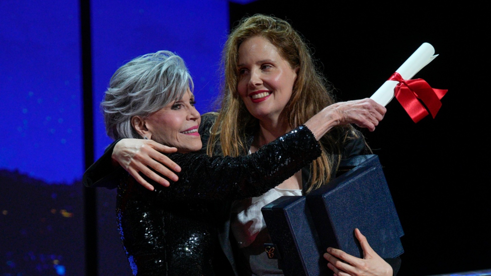 Jane Fonda throws an award to Cannes 2023 winner Justin Triet and the video goes viral
