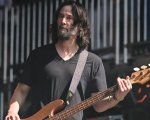 Keanu Reeves versione rockstar, sul palco coi Dogstar dopo 20 anni (VIDEO)