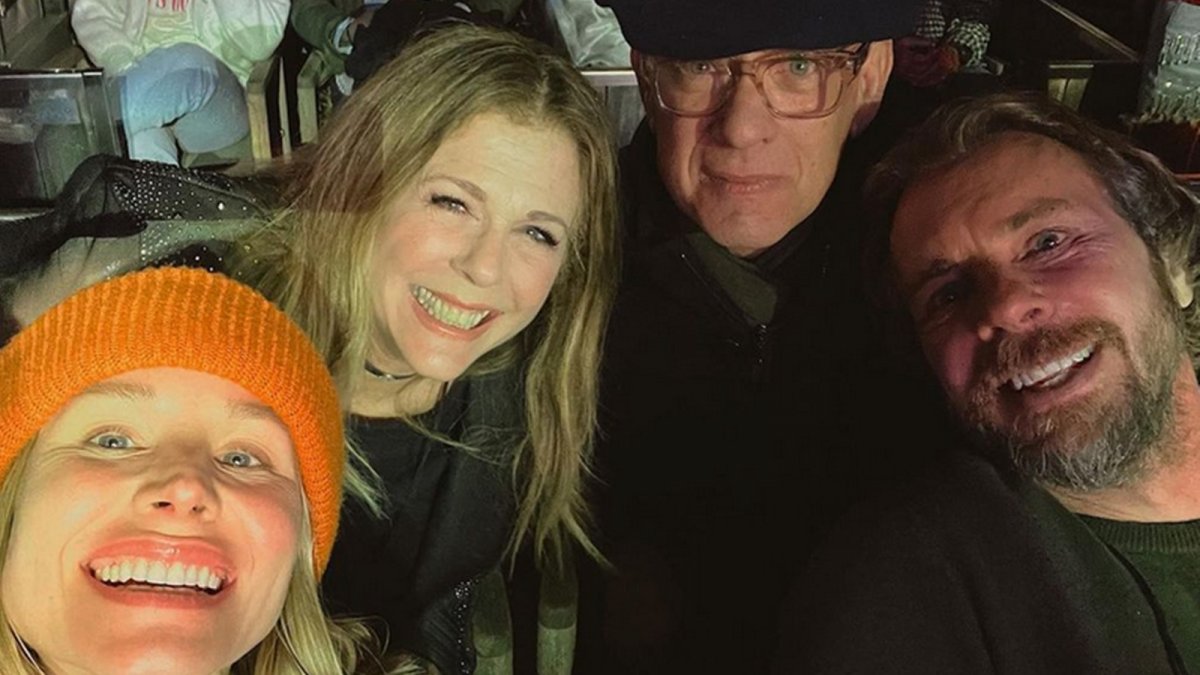 Tom Hanks di nuovo in azione: le foto del photobomb ai danni di Kristen Bell e Dax Shepard