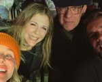 Tom Hanks di nuovo in azione: le foto del photobomb ai danni di Kristen Bell e Dax Shepard