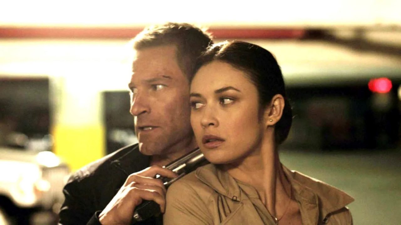 The Expatriate - In fuga dal nemico stasera su Nove: trama e cast del film con Aaron Eckhart e Liana Liberato