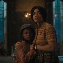 La casa dei fantasmi: Rosario Dawson e Chase W. Dillon in una scena